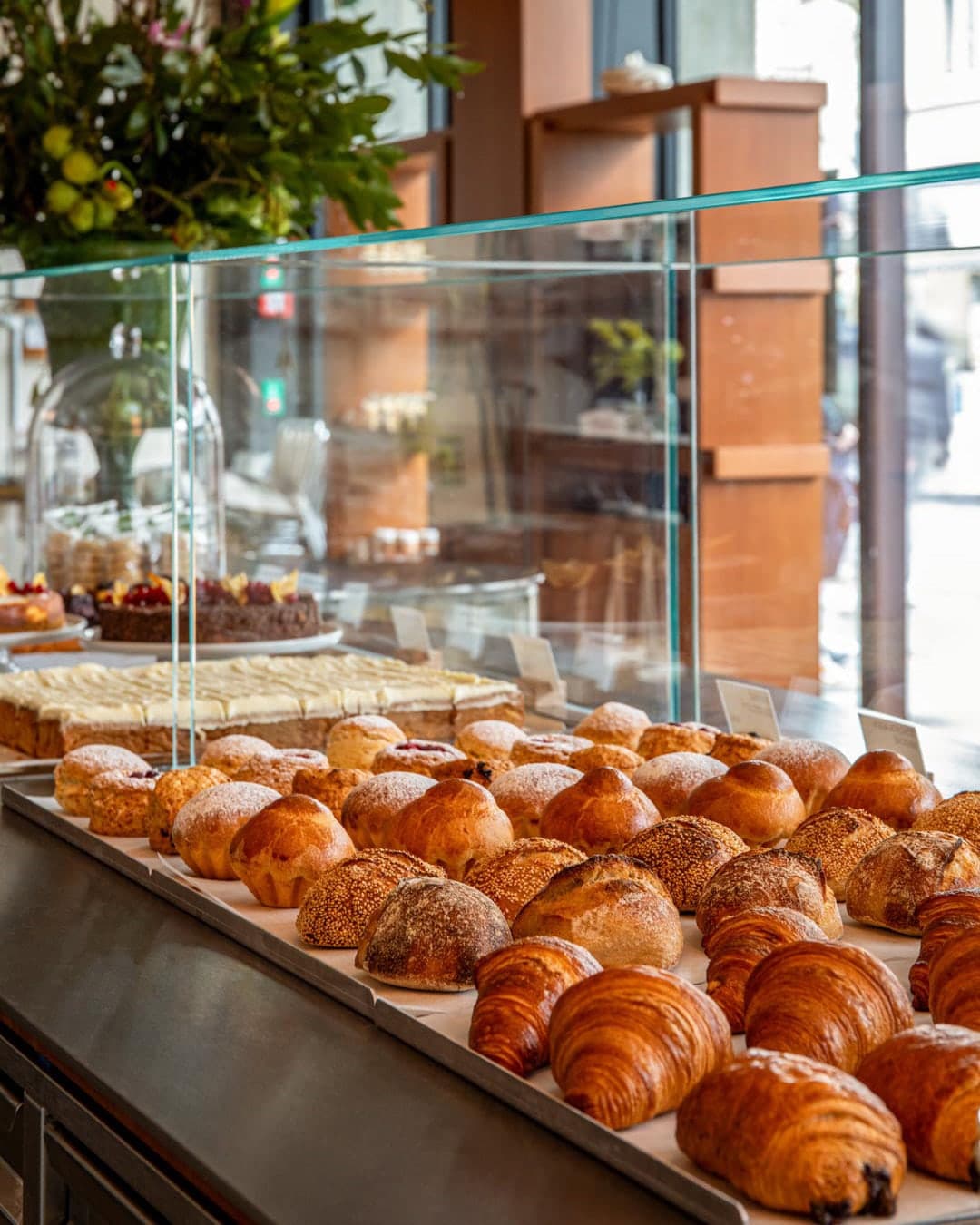 Croissants, Brioches und Sesambrötchen in der Vitrine bei Babu's