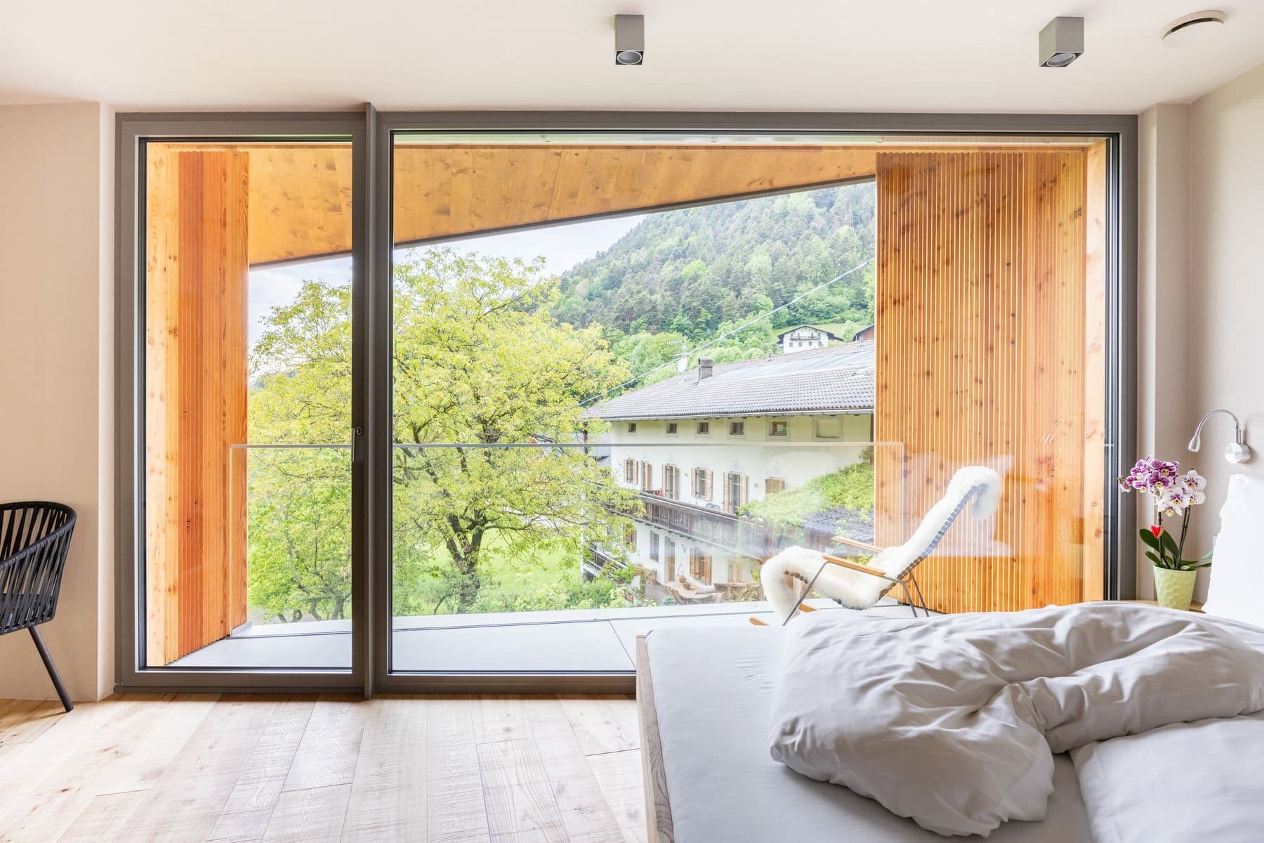 Doppelzimmer mit Balkontür und Schaukelstuhl