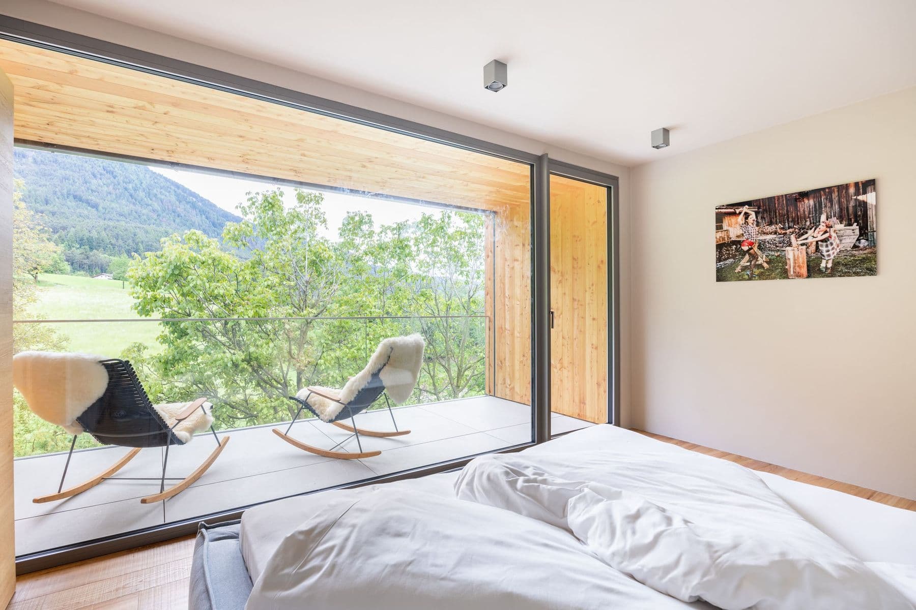Doppelzimmer mit Balkon und zwei Schaukelstühlen