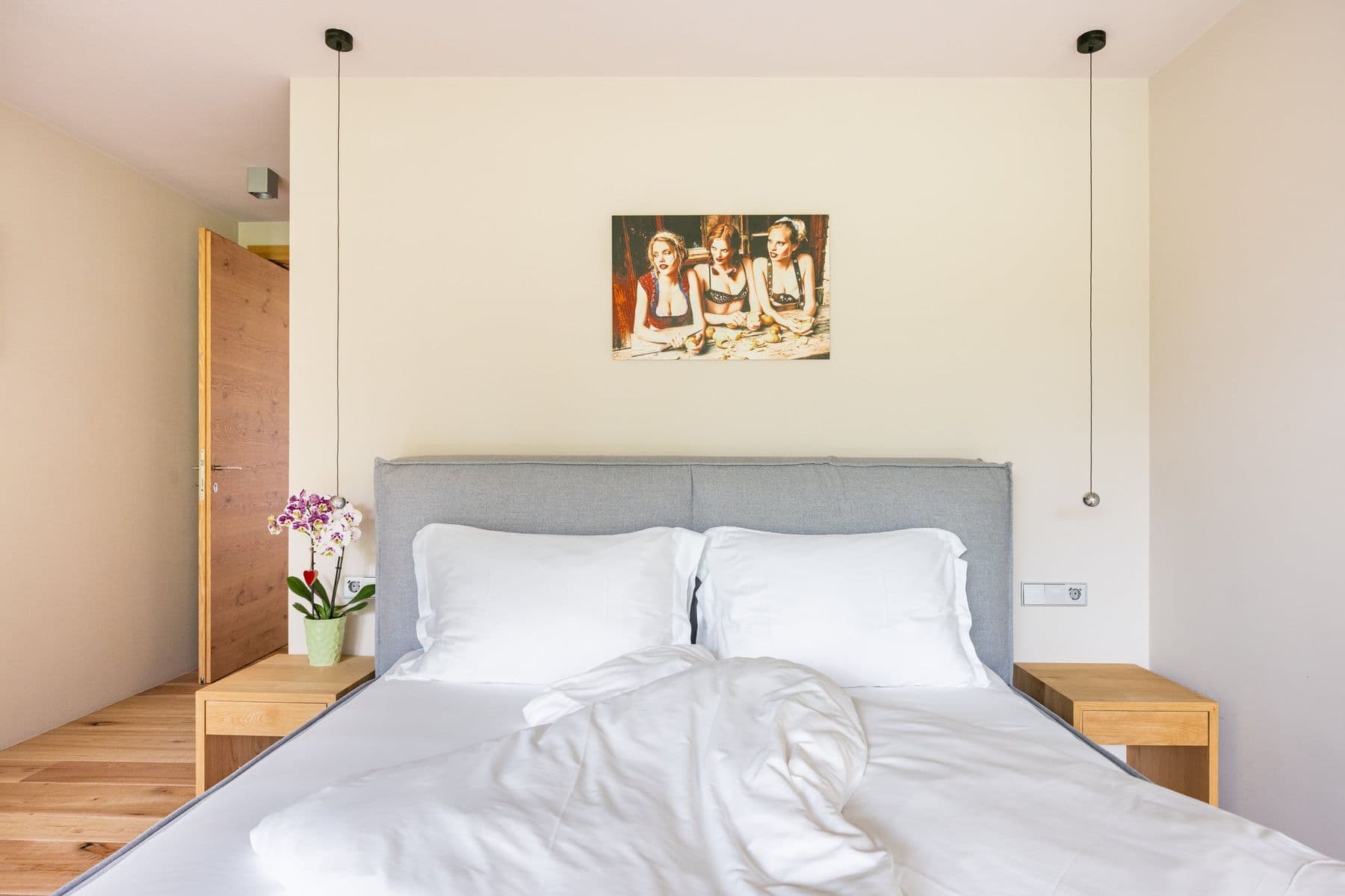 Grosses Doppelbett mit grauem Kopfteil