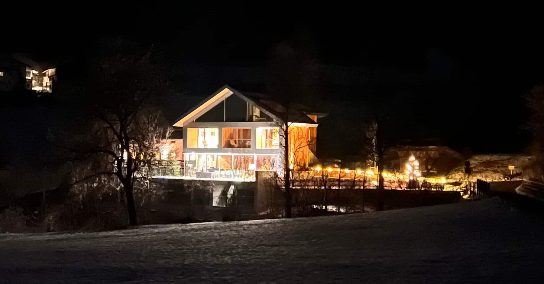 Das Haus bei Nacht, warm erleuchtet