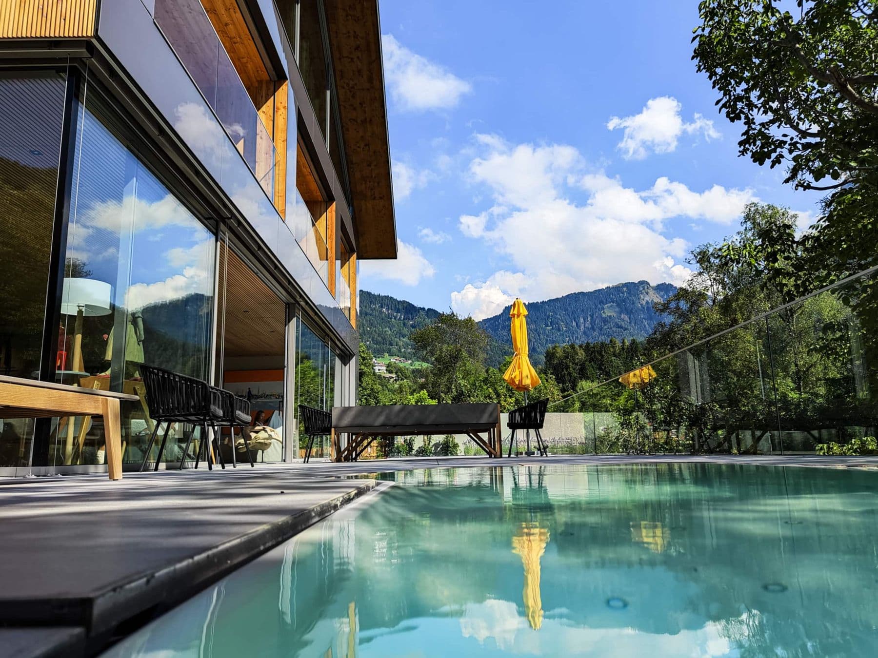 Beheizter Aussenpool an der Glasfassade des Hauses