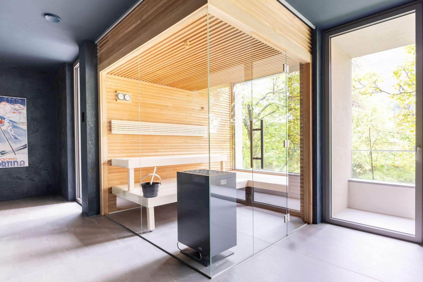 Sauna mit Glaswand und Holzbänken