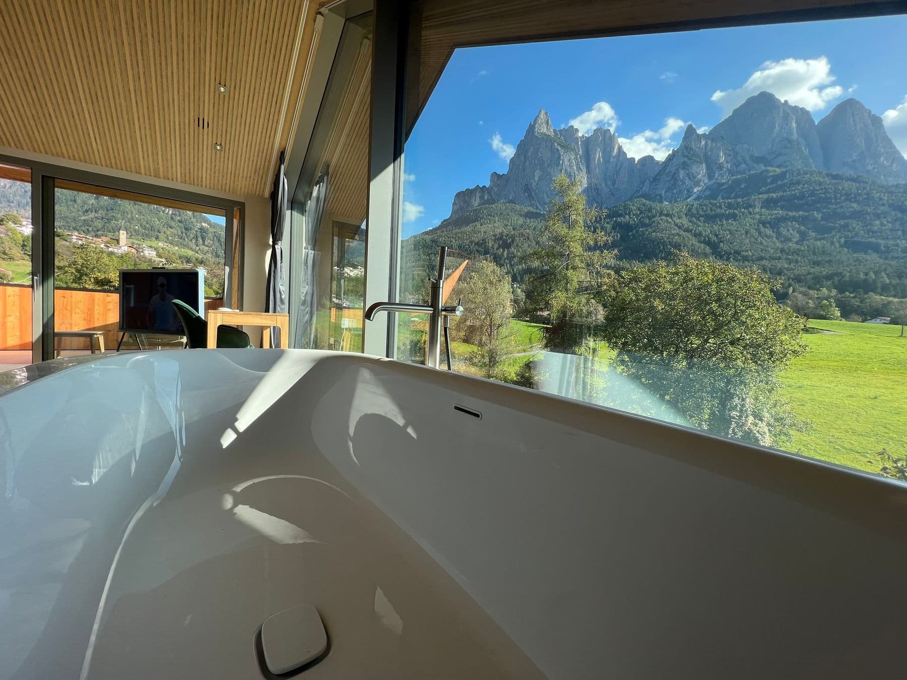 Blick aus der Wanne durch die Glasfront auf den Schlern
