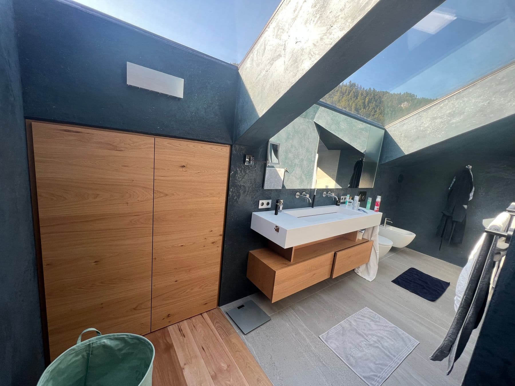 Bad der Suite mit Dachfenstern