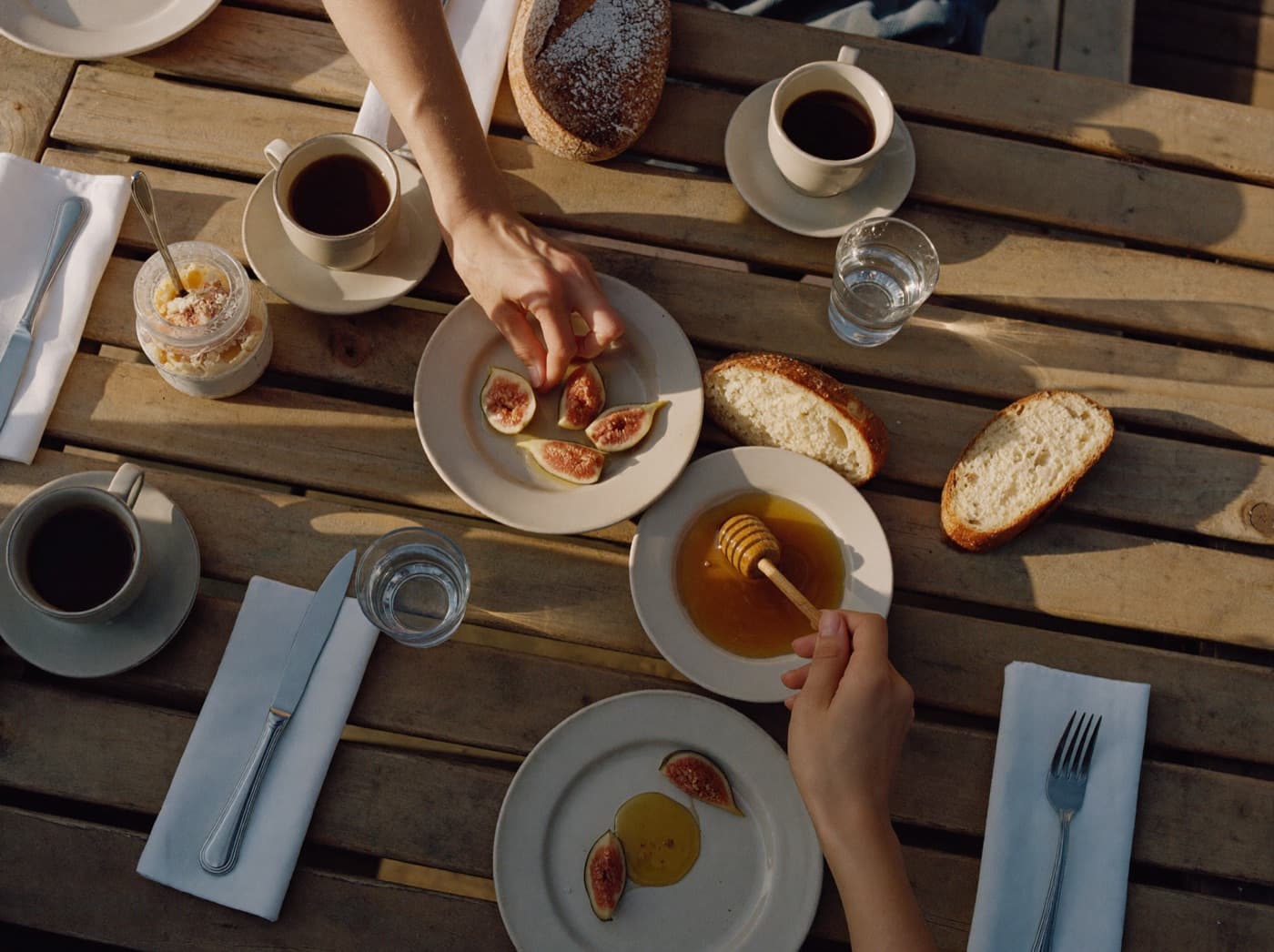 Lange Brunch-Tafel nach dem Training, die AUREA-Community sitzt zusammen